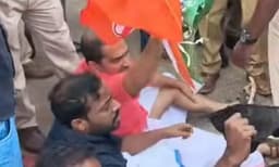 അമിത് ഷായ്ക്ക് നേരെ കരിങ്കൊടി; വിവിഐപി വാഹനത്തിന് അടുത്ത് പ്രതിഷേധക്കാർ എങ്ങനെയെത്തി?