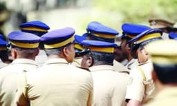 അനധികൃത ഫ്ലെക്സ് ബോർഡ് ; നിയമപാലകർക്കും വിട്ടുവീഴ്ചയില്ല; കേരള പോലീസിന് പിഴ ചുമത്തി തിരുവനന്തപുരം നഗരസഭ