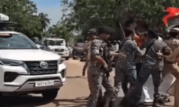 അമിത്ഷായെ കരിങ്കൊടി കാട്ടിയ സംഭവത്തില്‍ സുരക്ഷാ വീഴ്ചയില്ല ; വാഹനവ്യൂഹം ഒരു സെക്കന്റ് പോലും തടസ്സപ്പെട്ടില്ലെന്ന് പോലീസ്