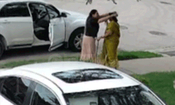അനുഗ്രഹം വാങ്ങാനെന്ന വ്യാജേന അടുത്തെത്തി, നടക്കാനിറങ്ങിയ 78-കാരിയുടെ 19 ലക്ഷം വിലമതിക്കുന്ന സ്വർണം കവർന്നു;  ഞെട്ടിക്കുന്ന ദൃശ്യങ്ങള്‍
