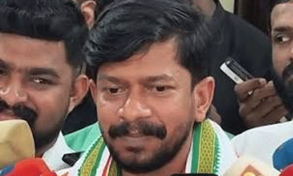 മന്ത്രി ജനീഷിനെതിരേ കണ്ണൂരില്‍ പ്രതിഷേധം ; വാഹനം ആക്രമിച്ചു കേടുവരുത്തി ; പിന്നില്‍ ഡിവൈഎഫ്‌ഐ എന്ന് ആരോപണം