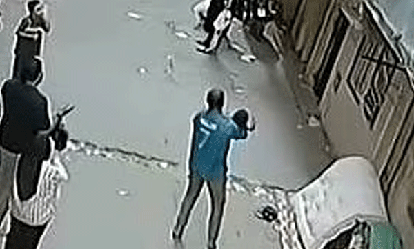 നിമിഷം പോലും വൈകിയില്ല; ബാൽക്കണിയിൽ നിന്ന് വീണ കുഞ്ഞിനെ പറന്നെത്തി രക്ഷിച്ച് കടയുടമ, നടുക്കുന്ന ദൃശ്യങ്ങള്‍ ​പുറത്ത്