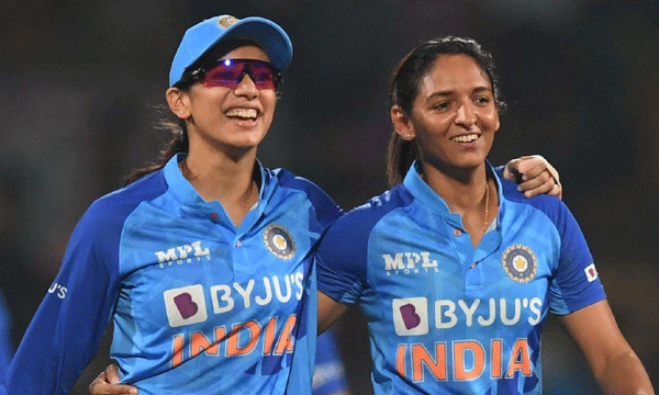 സ്മൃതി മന്ഥാനയും ഹര്‍മന്‍പ്രീത് കൗറും ഉടക്ക് ; വനിതാക്രിക്കറ്റ് ടീമിന്റെ ഇന്ത്യന്‍ ഡ്രസ്സിംഗ് റൂമില്‍ ഭിന്നത