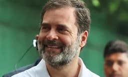 മൂന്നാം ദിനം രാഹുൽ ഗാന്ധി ലക്ഷ്യത്തിലെത്തി; നേതാക്കൾ രാജ്‌ഘട്ടിൽ പ്രാർത്ഥനയും പുഷ്പാർച്ചനയും നടത്തി