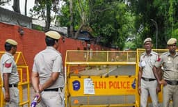 പാറ്റകളെത്തും മുമ്പ് സുരക്ഷാ കോട്ടയായി രാജ്യ തലസ്ഥാനം: ഡൽഹിയിലേക്കുള്ള എല്ലാ ട്രെയിനുകളും റെയിൽവേ റദ്ദാക്കി 