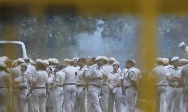 പാറ്റകൾ പിന്നോട്ടില്ല; ഗ്യാനേഷ് കുമാർ രാജിവെക്കുന്നതുവരെ എന്നും ജന്തർ മന്തറിലേക്ക് മാർച്ച് നടത്താൻ ആഹ്വാനം