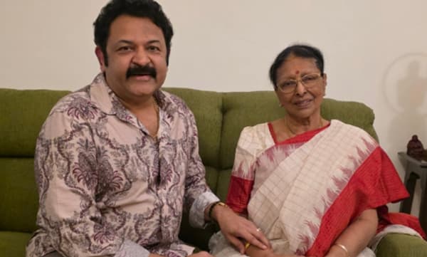 'അമ്മ ഇരിക്കുന്ന ലോകത്തുനിന്ന് ഇതെല്ലാം കാണുന്നുണ്ടെങ്കിൽ സന്തോഷം'; നടി ശാരദയ്ക്കൊപ്പമുള്ള ചിത്രങ്ങൾ പങ്കുവെച്ച് കൃഷ്ണകുമാർ