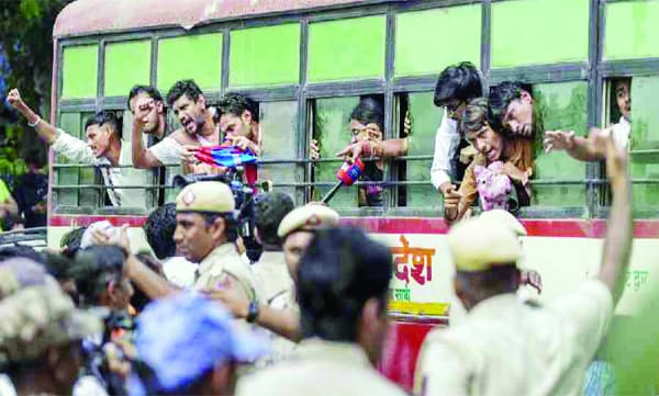 തല്ലിയൊതുക്കാന്‍ സേന; വഴങ്ങാതെ പ്രക്ഷോഭകര്‍