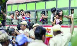 തല്ലിയൊതുക്കാന്‍ സേന; വഴങ്ങാതെ പ്രക്ഷോഭകര്‍