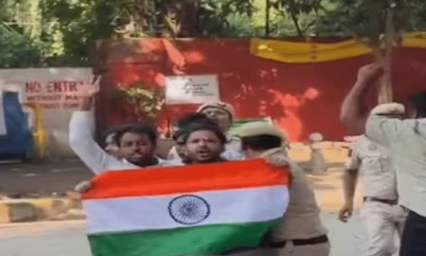  ജന്തര്‍മന്ദറില്‍ സിജെപിയുടെ മിന്നല്‍സമരം ; പ്രതിഷേധത്തിന് പിന്നാലെ സമരക്കാര്‍  കസ്റ്റഡിയില്‍