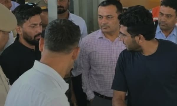 "എന്തുകൊണ്ടാണ് നിങ്ങൾ രാജ്യത്തെ നശിപ്പിക്കുന്നത്?": ഡൽഹി വിമാനത്താവളത്തിൽ ദീപ്കെയ്‌ക്കെതിരെ പ്രതിഷേധം