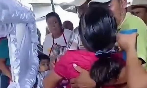 അത്ഭുതമോ അതോ അശ്രദ്ധയോ? ഗ്വാട്ടിമാലയിൽ മരിച്ചുവെന്ന് കരുതി ശവപ്പെട്ടിയിൽ കിടത്തിയ 15 കാരി എഴുന്നേറ്റു!
