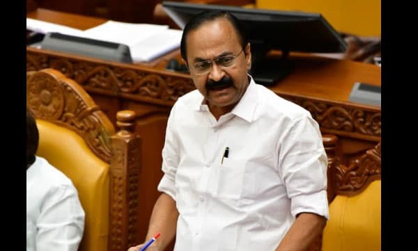 മുഖ്യമന്ത്രിയുടെ ദുരിതാശ്വാസ നിധി: അര്‍ഹതാ മാനദണ്ഡം പുതുക്കി; വാര്‍ഷിക വരുമാന പരിധി മൂന്ന് ലക്ഷം രൂപയാക്കി ഉയര്‍ത്തും 
