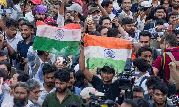 രാജ്യ തലസ്ഥാനത്ത് തിരംഗ തരംഗം; നേഹ ബോറയും അഭിജീത് ദീപ്‌കെയും കസ്റ്റഡിയില്‍ , പ്രതിഷേധക്കാരോട് പിരിഞ്ഞ് പോകാൻ ആഹ്വാനം ചെയ്ത് പോലീസ് 