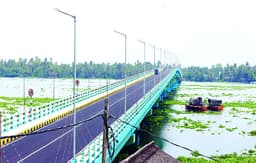 മാക്കേക്കടവ്‌- നേരേകടവ്‌ പാലം മുഖ്യമന്ത്രി നാളെ നാടിന്‌ സമര്‍പ്പിക്കും