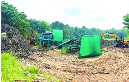 പതിറ്റാണ്ടുകളുടെ മാലിന്യമലകള്‍ നീക്കുന്ന ബയോമൈനിങ്‌ പുരോഗമിക്കുന്നു  പുതിയകാവ്‌ ചന്തയുടെ പുനരുജ്‌ജീവനം യാഥാര്‍ഥ്യത്തിലേക്ക്‌