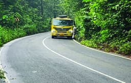 തലയാട്‌  തെച്ചിവളവില്‍ അപകടം പതിയിരിക്കുന്നു;  തലയാട്‌ റോഡില്‍ സുരക്ഷാ ഭീഷണി
