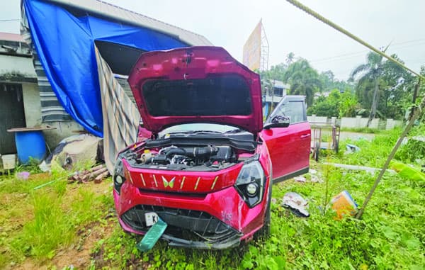 ആക്രിക്കടയിലേക്ക്‌ കാര്‍ ഇടിച്ചു കയറി അപകടം