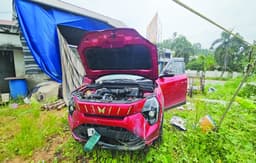 ആക്രിക്കടയിലേക്ക്‌ കാര്‍ ഇടിച്ചു കയറി അപകടം