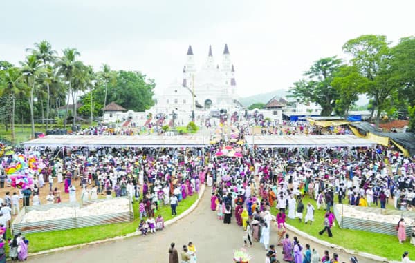 വാഴ്‌ത്തപ്പെട്ട കുഞ്ഞച്ചന്റെ തിരുനാള്‍; അനുഗ്രഹം തേടി ആയിരങ്ങള്‍