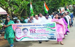 ജീവനക്കാര്‍ ആഹ്ലാദ പ്രകടനം നടത്തി