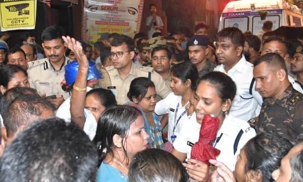 കൊൽക്കത്ത പൂജാ പന്തലിൽ തിക്കിലും തിരക്കിലും 17 മരണം, മുപ്പതോളം പേർക്ക് പരിക്ക്; പെട്ടെന്നുണ്ടായ മഴ അപകടകാരണം