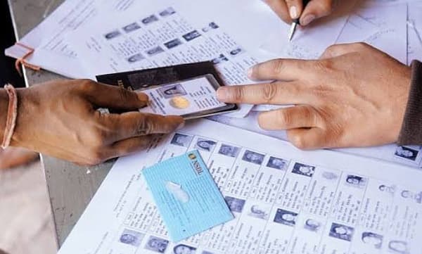 വോട്ടര് ഐഡിയും ആധാറുമായി ബന്ധിപ്പിക്കാനൊരുങ്ങി കേന്ദ്ര സര്ക്കാര്
