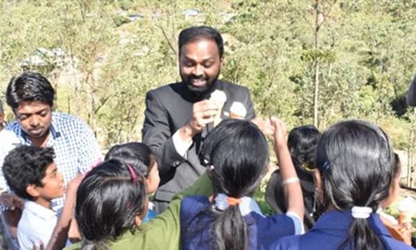 ഐസ്ക്രീം വാങ്ങിത്തരുമോയെന്ന് കുട്ടികള്; പുഞ്ചിരിയോടെ ആഗ്രഹം നിറവേറ്റി ഇടുക്കി സബ്കളക്ടര്