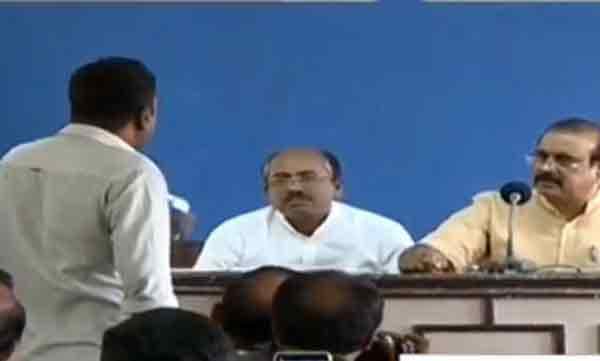 ടി.പി സെന്കുമാറിന്റെ പരാതിയില് മാധ്യമപ്രവര്ത്തകര്ക്കെതിരെ കേസ്