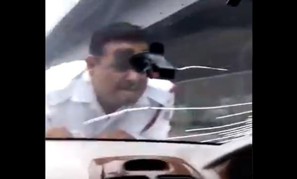 വാഹന പരിശോധനയ്ക്ക് കാര് നിര്ത്താന് ആവശ്യപ്പെട്ട് ട്രാഫിക് പോലീസുകാരനെ ഇടിച്ചിടാന് ശ്രമം; പ്രാണരക്ഷാര്ത്ഥം കാറിന്റെ ബോണറ്റില് ചാടിക്കയറിയ പോലീസുകാരനുമായി പാഞ്ഞത് രണ്ട് കിലോമീറ്റര്
