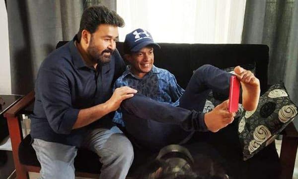 മോഹന്ലാലിനൊപ്പവും ഒരു 'കാല് സെല്ഫി'; തന്നെ കാണാനെത്തിയ താരത്തിന് ഒരു 'സ്പെഷ്യല് സമ്മാനവും'