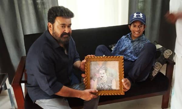 മോഹന്ലാലിനൊപ്പവും ഒരു 'കാല് സെല്ഫി'; തന്നെ കാണാനെത്തിയ താരത്തിന് ഒരു 'സ്പെഷ്യല് സമ്മാനവും'