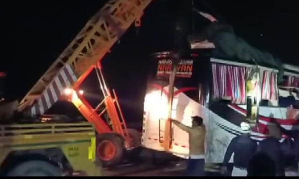 ആഗ്ര–ലക്നൗ എക്സ്പ്രസ്വേയിലുണ്ടായ വാഹനാപകടം: സ്വകാര്യബസ് വഴിയില് നിര്ത്തിയിട്ടിരുന്ന ട്രക്കിന് പുറകില് ഇടിച്ചുകയറി