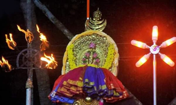 പന്തമുണ്ടാക്കി എണ്ണ ഒഴിച്ച് കത്തിച്ച കാലം കഴിഞ്ഞു; ഉത്സവപ്പറമ്പുകളില് ഇനി എല്.ഇ.ഡി. തീവെട്ടി ; രംഗപ്രവേശം കിടങ്ങൂര് ശ്രീസുബ്രഹ്മണ്യസ്വാമി ക്ഷേത്രത്തില് ; 14000 രൂപ മുടക്കി നിര്മ്മിച്ച് സമര്പ്പിച്ചത് ഭക്തന്
