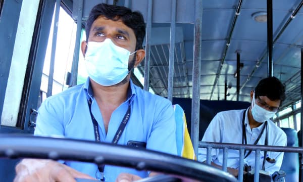 കോവിഡ് 19 പേടി: കെഎസ്ആര്ടിസിയ്ക്ക് പ്രതിദിനം കുറയുന്നത് ഒരു കോടി രൂപ ; ദീര്ഘദൂര ബസില് കയറാന് ആളില്ല, കനത്തനഷ്ടം തൃശൂരില്