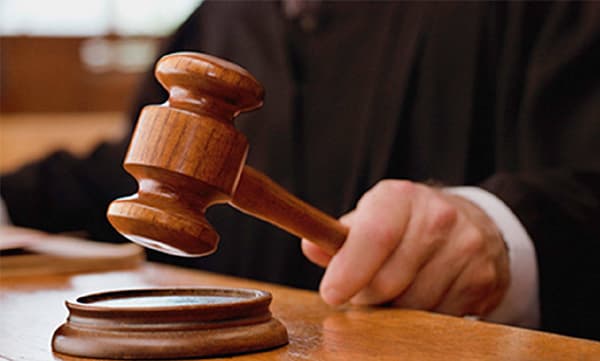 'കടക്ക് പുറത്ത്്' വിവാഹമോചനം നേടാന് വിദേശത്ത് നിന്ന് നേരെ കോടതിയിലെത്തി; യുവതിയെ ജഡ്ജി പുറത്താക്കി