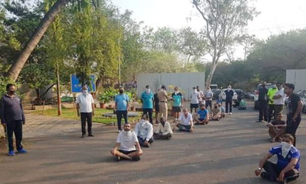 ലോക്ക്ഡൗൺ ലംഘിച്ചവരെ കൊണ്ട് യോഗ ചെയ്യിപ്പിച്ച് പൂനെ പോലീസ്; വിഡിയോ