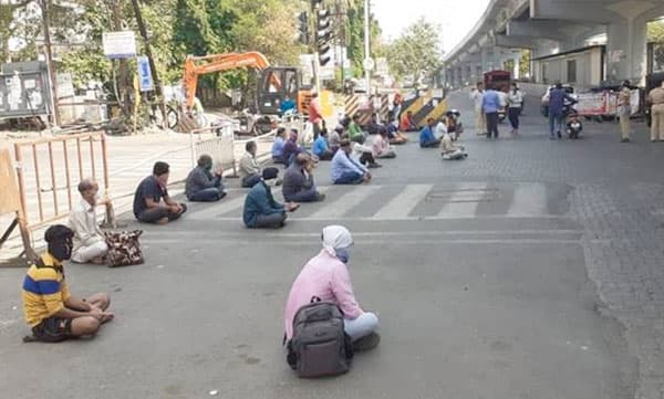 ലോക്ക്ഡൗൺ ലംഘിച്ചവരെ കൊണ്ട് യോഗ ചെയ്യിപ്പിച്ച് പൂനെ പോലീസ്; വിഡിയോ