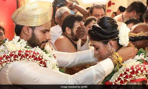 ലോക്ഡൗണ് നിയമങ്ങള് ലംഘിച്ച് എച്ച്.ഡി കുമാരസ്വാമിയുടെ മകന്റെ വിവാഹം വിവാദത്തില്