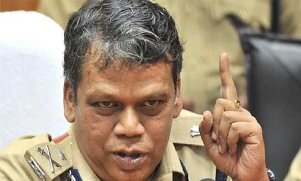കൈകളിലൂടെ ഇഴഞ്ഞ്, കവിളുകളില് ചുംബിച്ച്, നീ എന്നില് പ്രവേശിച്ചു.. അരുത്, ആശ്ലേഷിക്കരുത്! ബെഹ്റ കവിയായി; കോവിഡ് കവിതയായി, കാക്കിക്കുള്ളിലെ ഒരു കവിഹൃദയംകൂടി