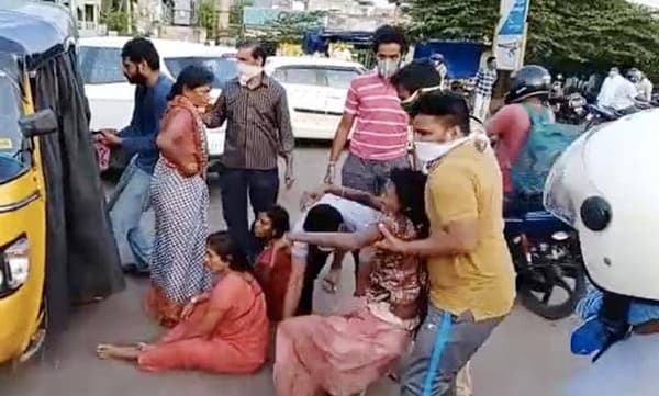 അബോധാവസ്ഥയിലായ കുഞ്ഞുങ്ങളെ വാരിയെടുത്ത് അലറിക്കരഞ്ഞുകൊണ്ട് ഓടുന്ന മാതാപിതാക്കള്, മരണ പാച്ചിലിനിടെ തെരുവില് പിടഞ്ഞുവീണു, വിശാഖപട്ടണത്തെ വിഷവാതകദുരന്തത്തില് സംഭവിച്ചത്