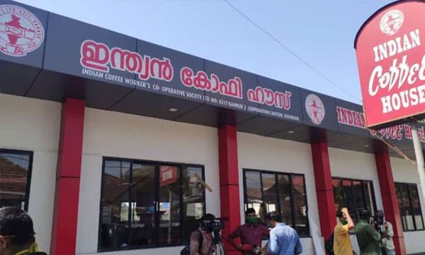ഇന്ത്യന് കോഫി ഹൗസില് ലോക്ക്ഡൗണ് ലംഘനം ; ഭക്ഷണം ഇരുന്ന് കഴിക്കാന് സൗകര്യമൊരുക്കി