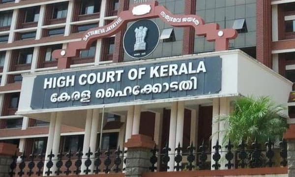 തോട്ടപ്പള്ളിയിൽ നിന്നുള്ള കരിമണൽ നീക്കം നിർത്തിവെക്കാൻ കെഎംഎംഎല്ലിന് ഹൈക്കോടതിയുടെ നിർദേശം
