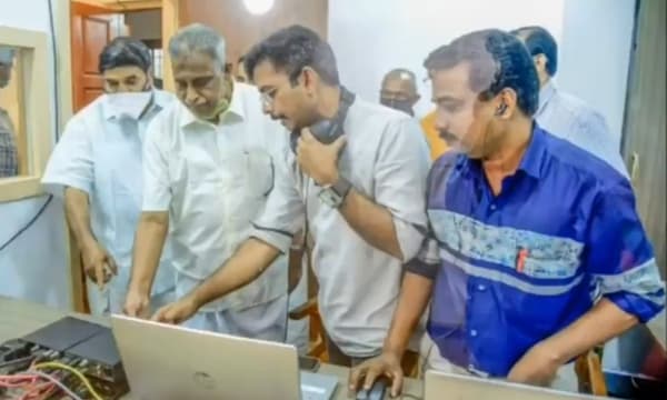 സി.പി.എം. കോട്ടയംജില്ലാ കമ്മറ്റി ഓഫീസില് സോഷ്യല് മീഡിയാ സ്റ്റുഡിയോയുടെ ഉദ്ഘാടനം വൈക്കം വിശ്വന് നിര്വഹിക്കുന്നു.