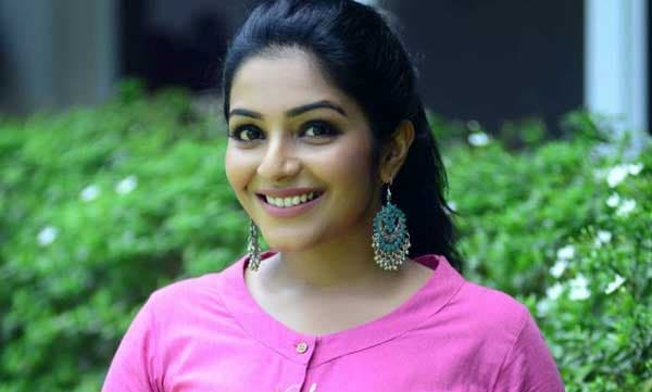 പാവാടയുടെ ഇടയിലൂടെ കയ്യിട്ട് കാലില് തൊട്ട ബസിലെ കിളിയുടെ കരണം നോക്കി പൊട്ടിച്ചിട്ടുണ്ട്; തുറന്ന് പറഞ്ഞ് രജിഷാ വിജയന്