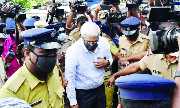 ശിവശങ്കറിനു തിരിച്ചടിയായത് അദ്ദേഹത്തിന്റെതന്നെ മൊഴി ; ഇനി നിര്ണായകം സെക്രട്ടേറിയറ്റ് ദൃശ്യങ്ങള്; ചോദ്യംചെയ്യല് നിരീക്ഷിച്ച് അജിത് ഡോവലും