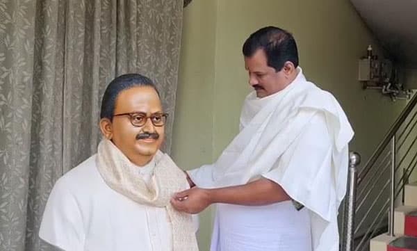 സ്വന്തം പ്രതിമ പണിയിച്ചു; കാണാന് കാലം അനുവദിച്ചില്ല