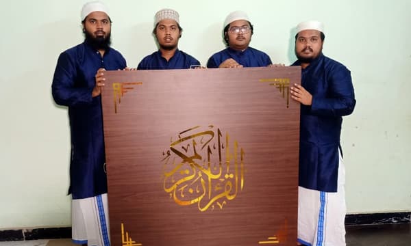 വിശുദ്ധ ഖുറാന്റെ ലോകത്തിലെ ഏറ്റവും വലിയ കൈയെഴുത്തുപ്രതി ; 3.1 കി.മീ. നീളം, തയ്യാറാക്കിയത് തയ്യല്ക്കാരന്റെ കുടുംബം; ലോക്ക്ഡൗണ് കാലത്തെ 111 ദിവസത്തെ പ്രയത്നത്തില് അപൂര്വ്വ സൃഷ്ടി