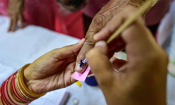 സ്വന്തമായി മണ്ഡലം വേണം, മക്കള്ക്കും ടിക്കറ്റ് ഒപ്പിക്കണം ; തെരഞ്ഞെടുപ്പ് പ്രഖ്യാപിച്ച ബീഹാറില് നേതാക്കള് സീറ്റുറപ്പിക്കാന് നെട്ടോട്ടം