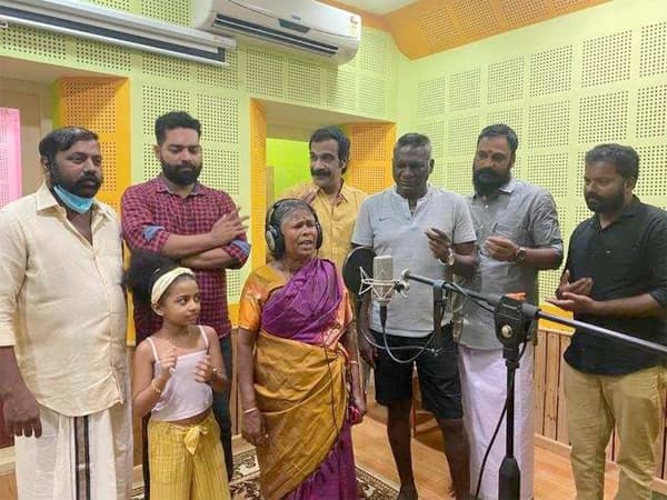 പാട്ടുപാടി ഗോളടിച്ച് നഞ്ചിയമ്മ: സന്തോഷത്തിൽ ചേർത്ത് പിടിച്ച് ഐഎം വിജയൻ